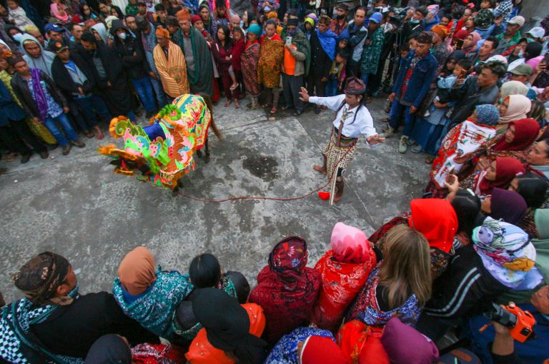 Tradisi Arak Penganten di Dusun Pelinggihan, Dimeriahkan dengan Jaran Kencak