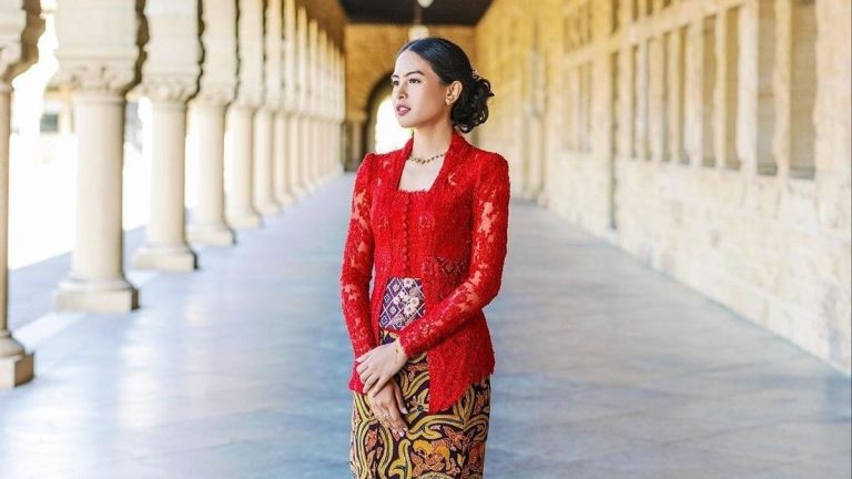 Dari Pakaian Tradisional ke Fashion Statement: Transformasi Kebaya dalam Lintasan Sejarah Indonesia