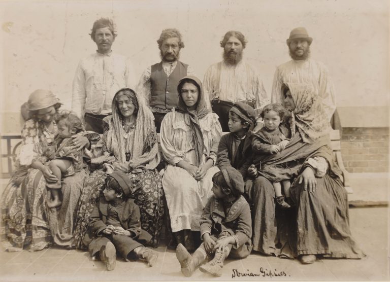 Riwayat Orang Zutt, Apa Benar Mereka Menurunkan Orang Gipsi?